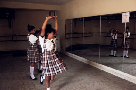 Alumnas de la Escuela Leonel Quiroz Delgada de visita en la Casa de la Cultura de Reynosa.